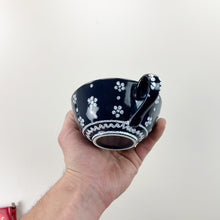 Load image into Gallery viewer, Gmundner Keramik Teetasse Dirndl Blau Ø11,2cm-Gmundner Keramik-olesstore-vintage-secondhand-shop-austria-österreich