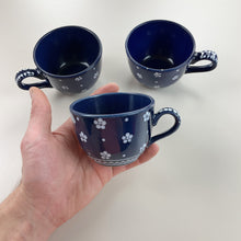 Load image into Gallery viewer, Gmundner Keramik Kaffeetasse 3x Set Dirndl Blau Ø9,5cm-Gmundner Keramik-olesstore-vintage-secondhand-shop-austria-österreich