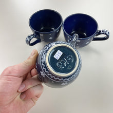 Load image into Gallery viewer, Gmundner Keramik Kaffeetasse 3x Set Dirndl Blau Ø9,5cm-Gmundner Keramik-olesstore-vintage-secondhand-shop-austria-österreich