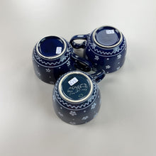 Load image into Gallery viewer, Gmundner Keramik Kaffeetasse 3x Set Dirndl Blau Ø9,5cm-Gmundner Keramik-olesstore-vintage-secondhand-shop-austria-österreich