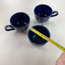 Load image into Gallery viewer, Gmundner Keramik Kaffeetasse 3x Set Dirndl Blau Ø9,5cm-Gmundner Keramik-olesstore-vintage-secondhand-shop-austria-österreich