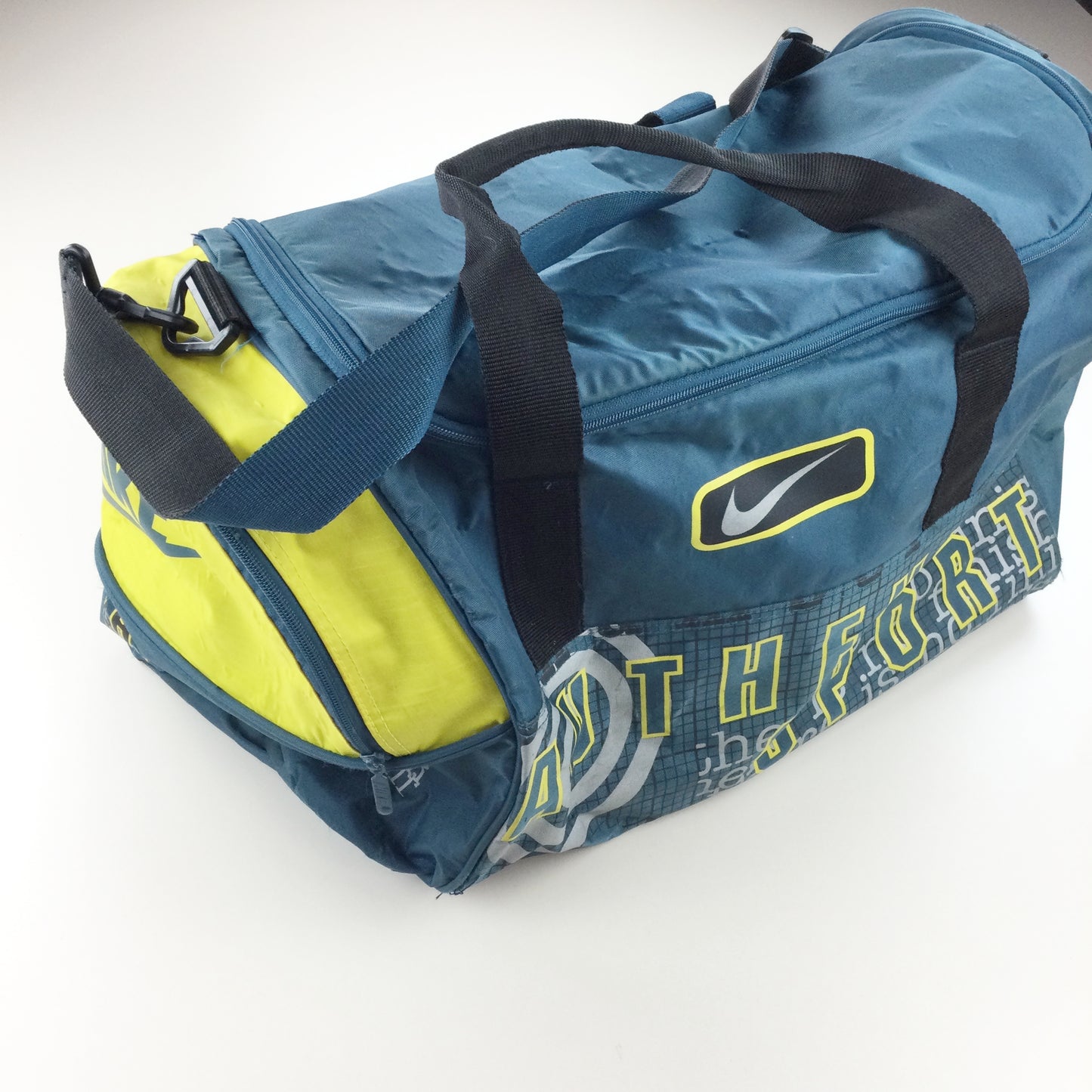 Nike 90s Swoosh Travel Bag-NIKE-olesstore-vintage-secondhand-shop-austria-österreich