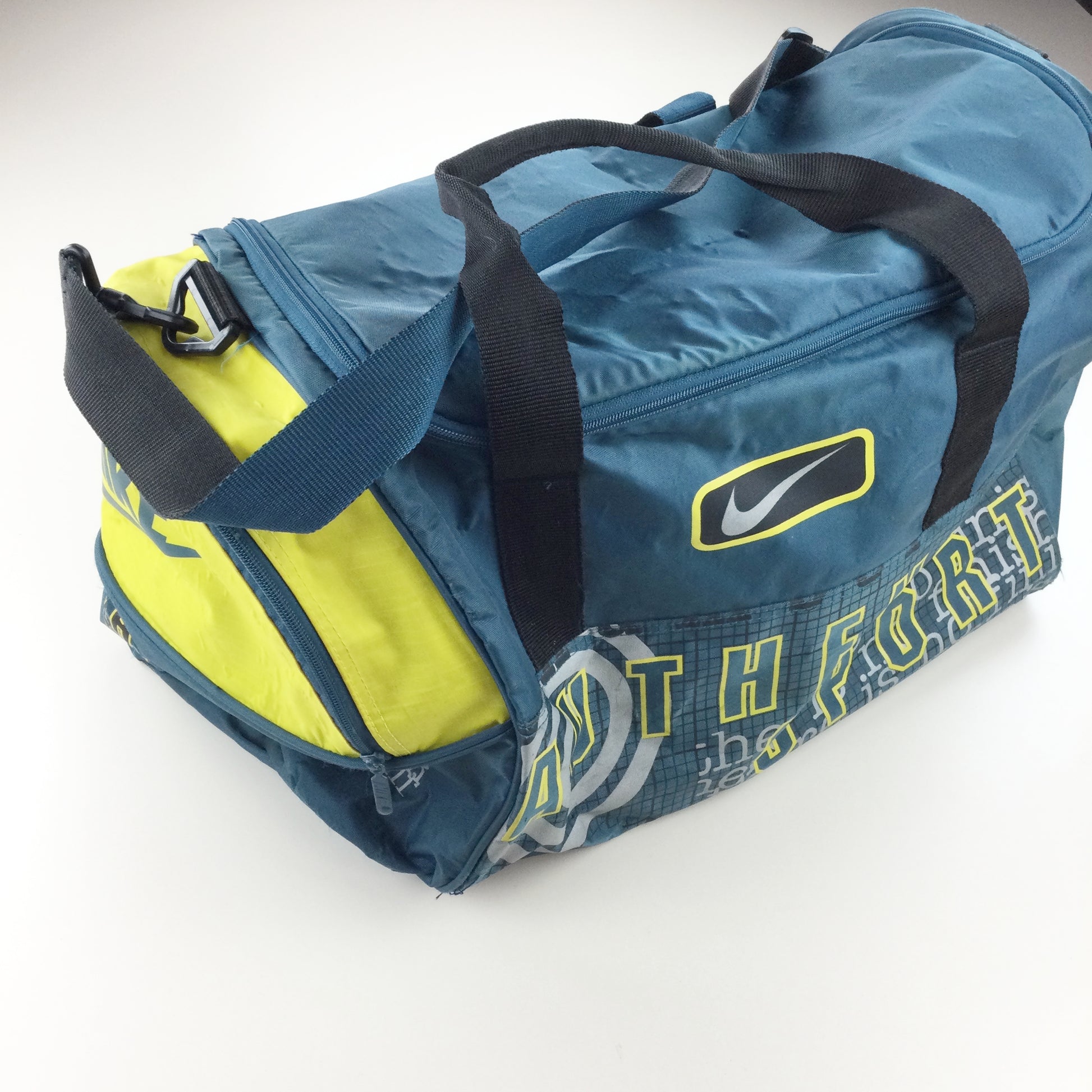 Nike 90s Swoosh Travel Bag-NIKE-olesstore-vintage-secondhand-shop-austria-österreich